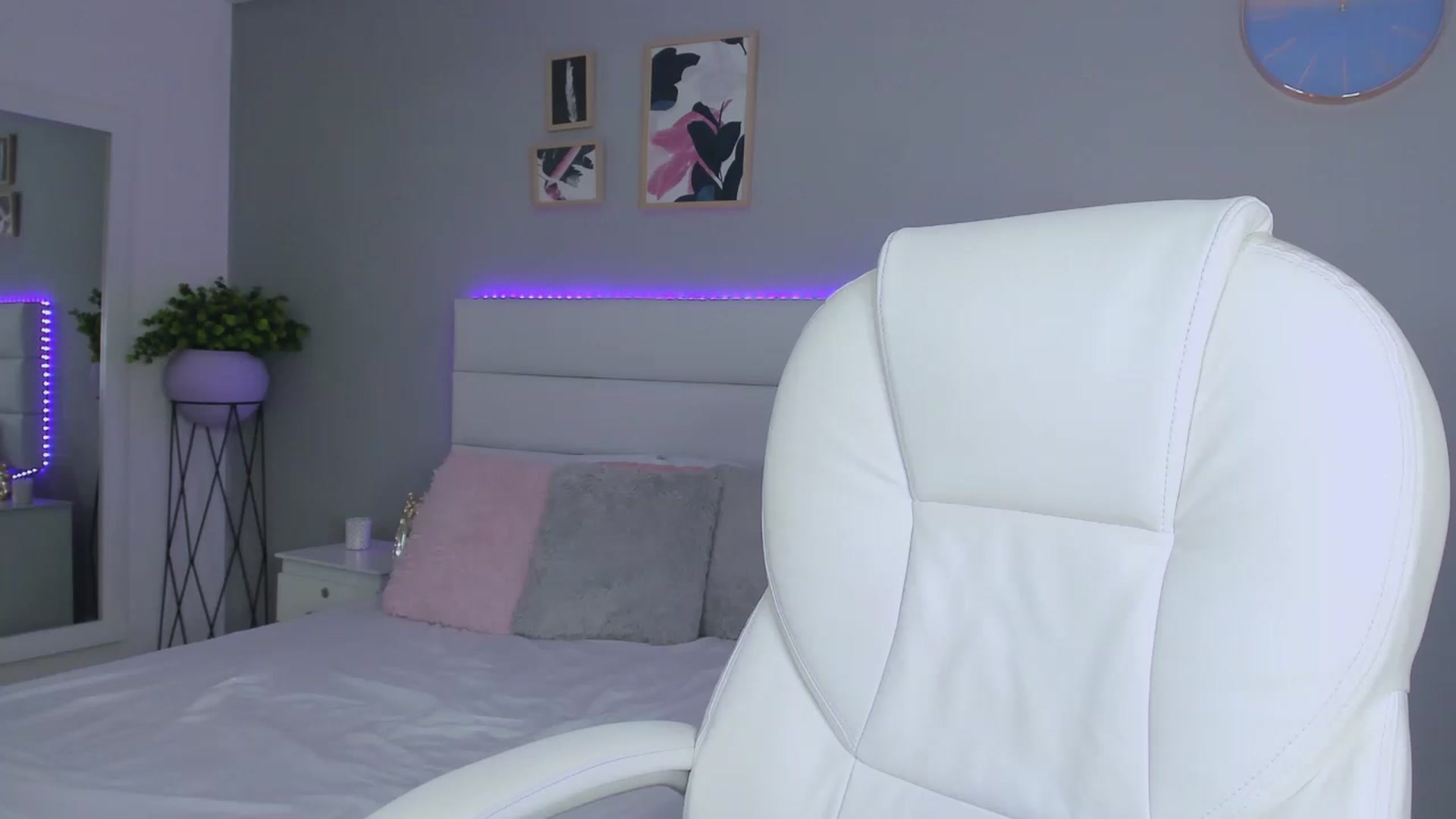Gallery image thumbnail from Sabrinarey_'s myfreecams stream on, 11/24/2022, 20:44 image 18 of 20
