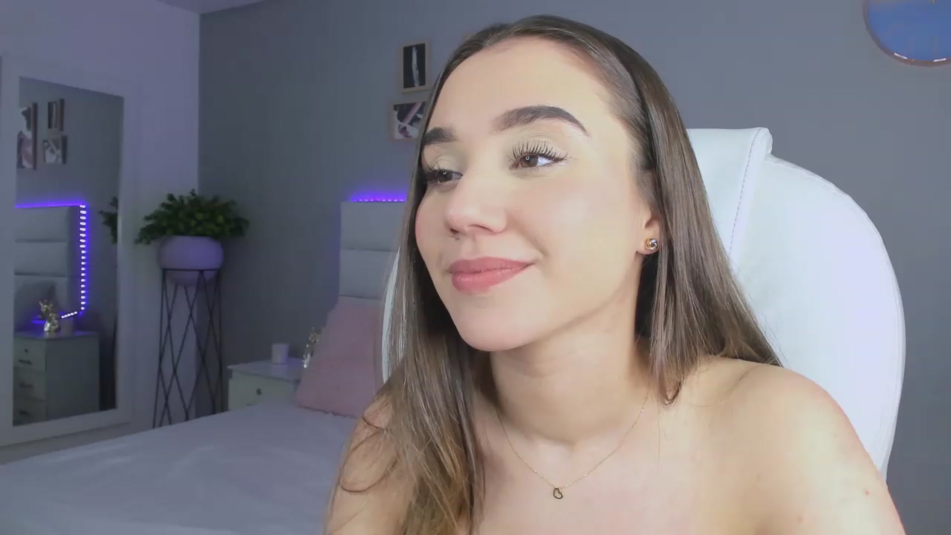 Gallery image thumbnail from Sabrinarey_'s myfreecams stream on, 11/24/2022, 21:24 image 14 of 20