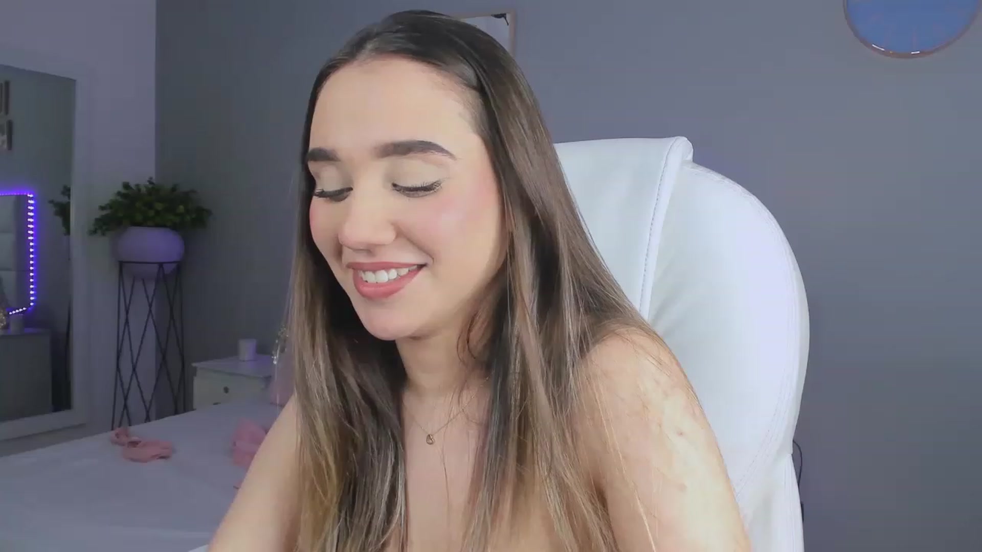 Gallery image thumbnail from Sabrinarey_'s myfreecams stream on, 11/24/2022, 23:24 image 9 of 20