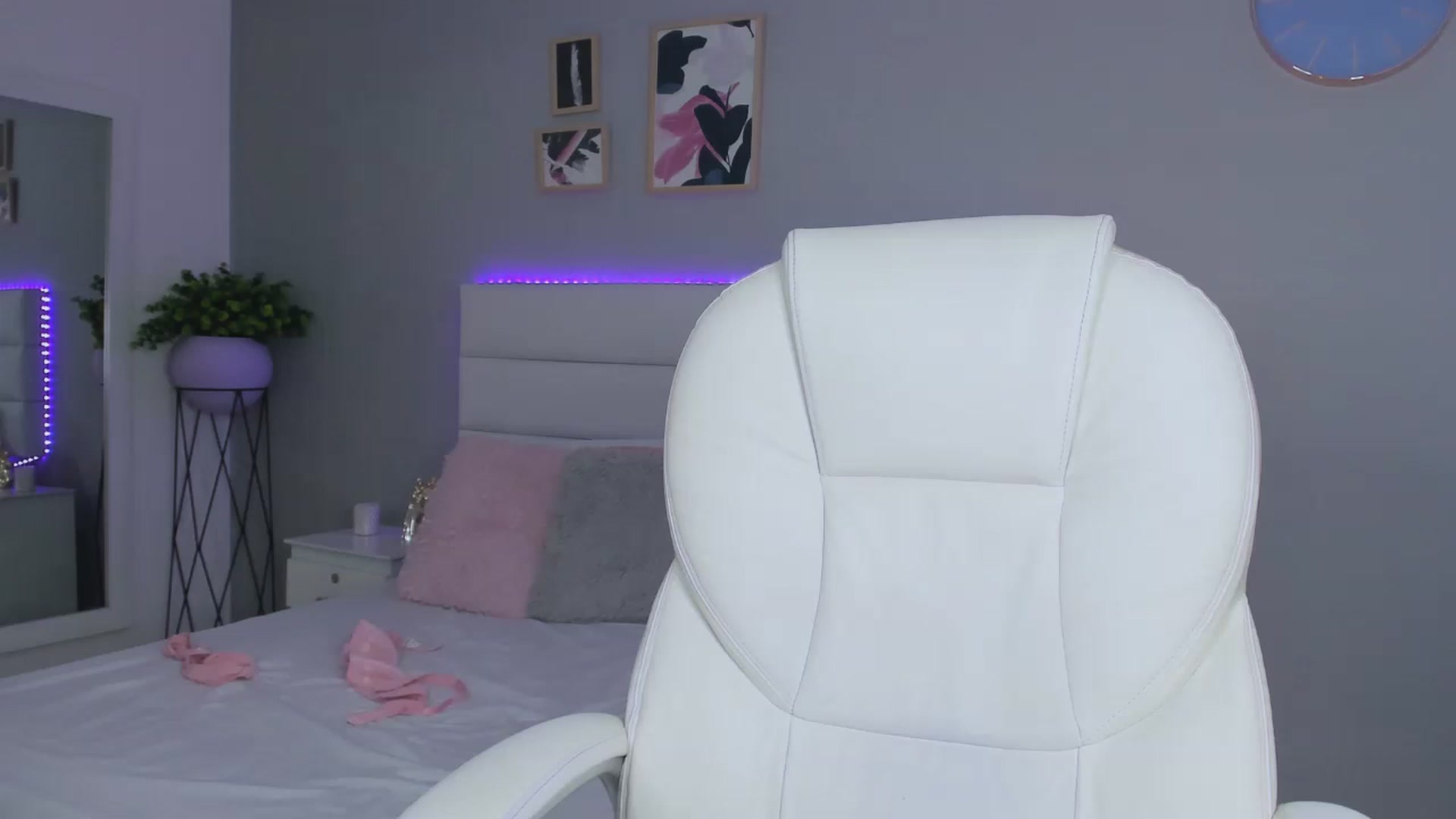 Gallery image thumbnail from Sabrinarey_'s myfreecams stream on, 11/24/2022, 23:24 image 10 of 20