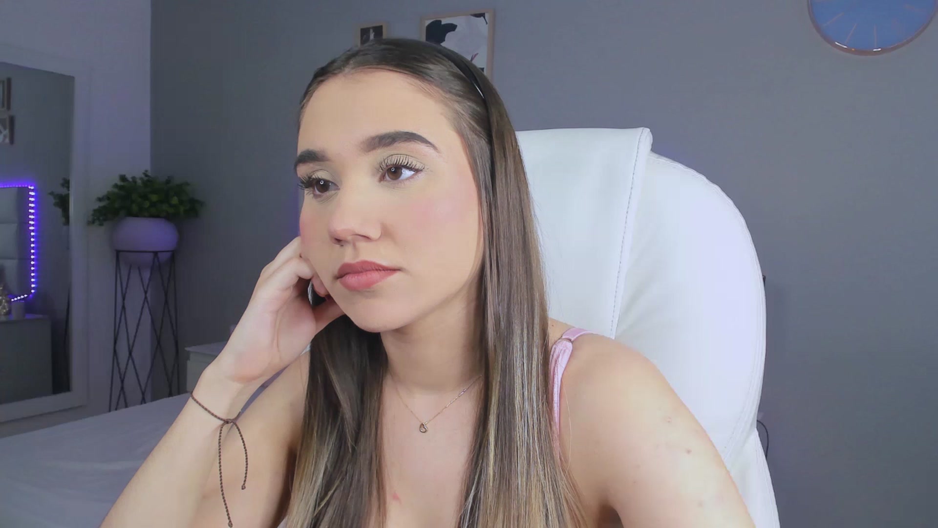 Gallery image thumbnail from Sabrinarey_'s myfreecams stream on, 11/24/2022, 23:24 image 17 of 20