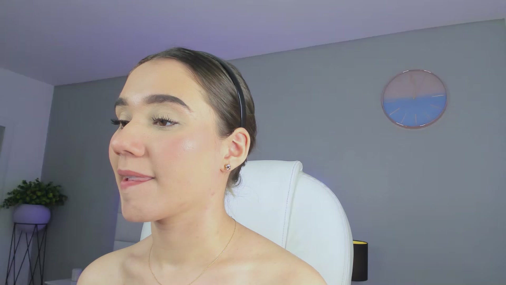 Gallery image thumbnail from Sabrinarey_'s myfreecams stream on, 11/25/2022, 01:07 image 16 of 20