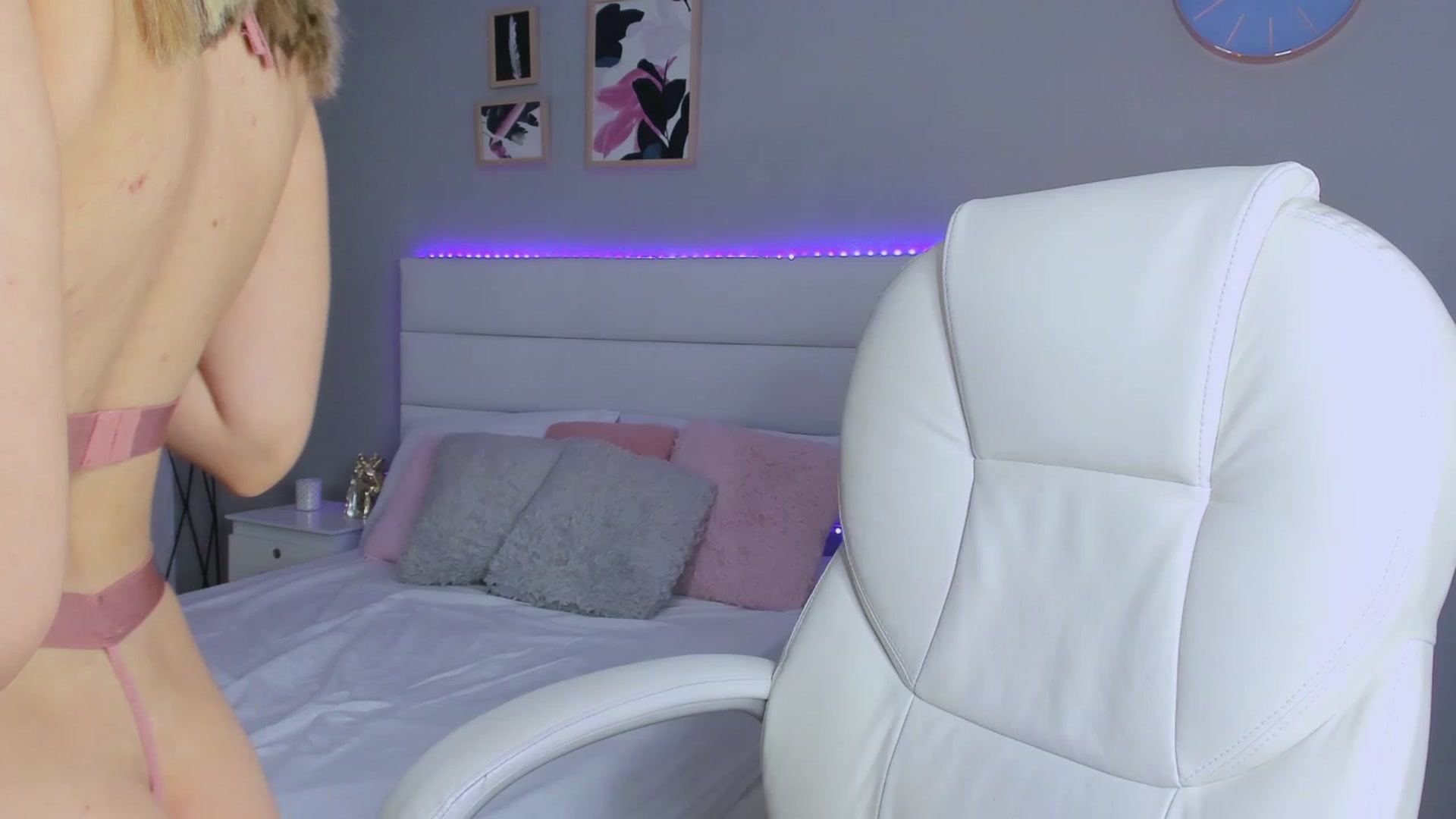 Gallery image thumbnail from Sabrinarey_'s myfreecams stream on, 11/25/2022, 20:41 image 8 of 20