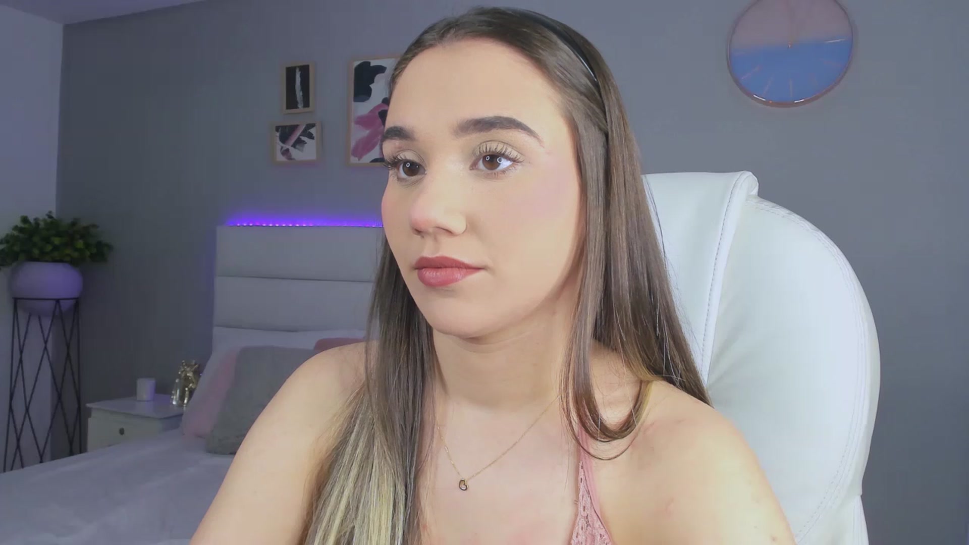 Gallery image thumbnail from Sabrinarey_'s myfreecams stream on, 11/25/2022, 20:41 image 14 of 20