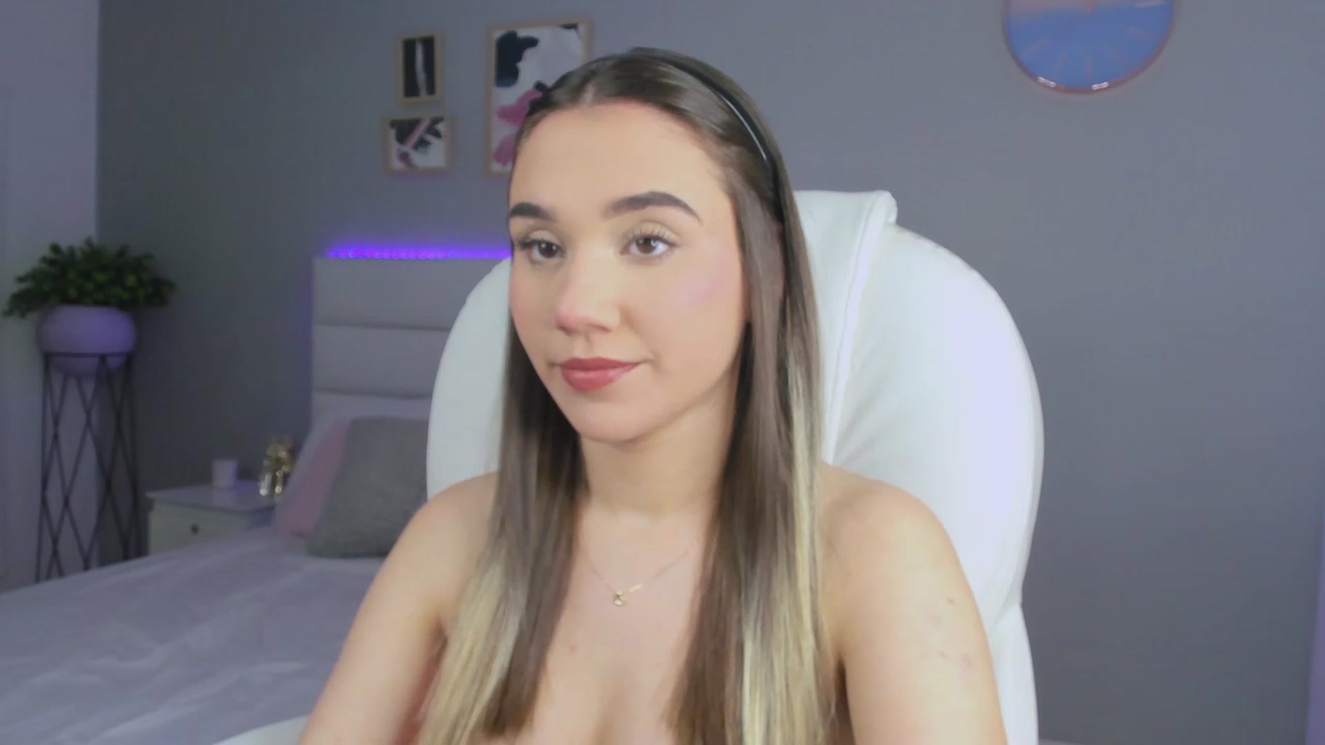 Gallery image thumbnail from Sabrinarey_'s myfreecams stream on, 11/25/2022, 20:41 image 4 of 20