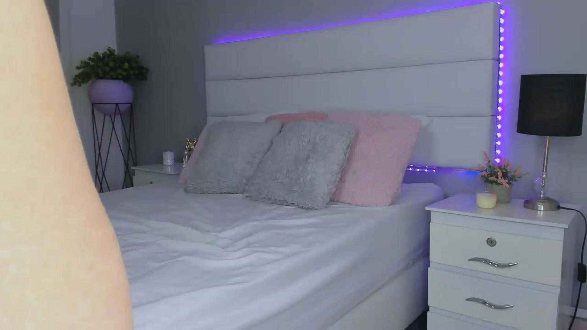 Gallery image thumbnail from Sabrinarey_'s myfreecams stream on, 11/25/2022, 22:38 image 14 of 20
