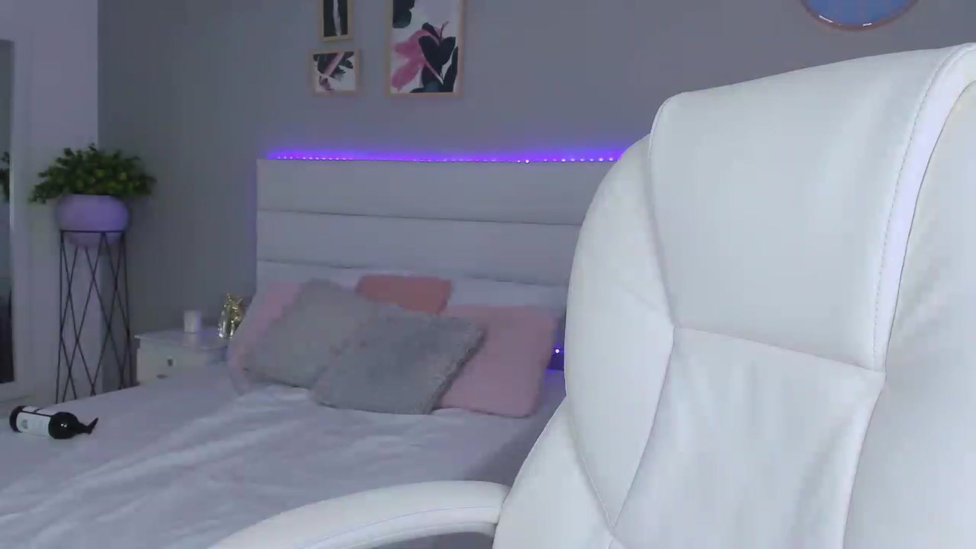 Gallery image thumbnail from Sabrinarey_'s myfreecams stream on, 11/26/2022, 24:32 image 16 of 20
