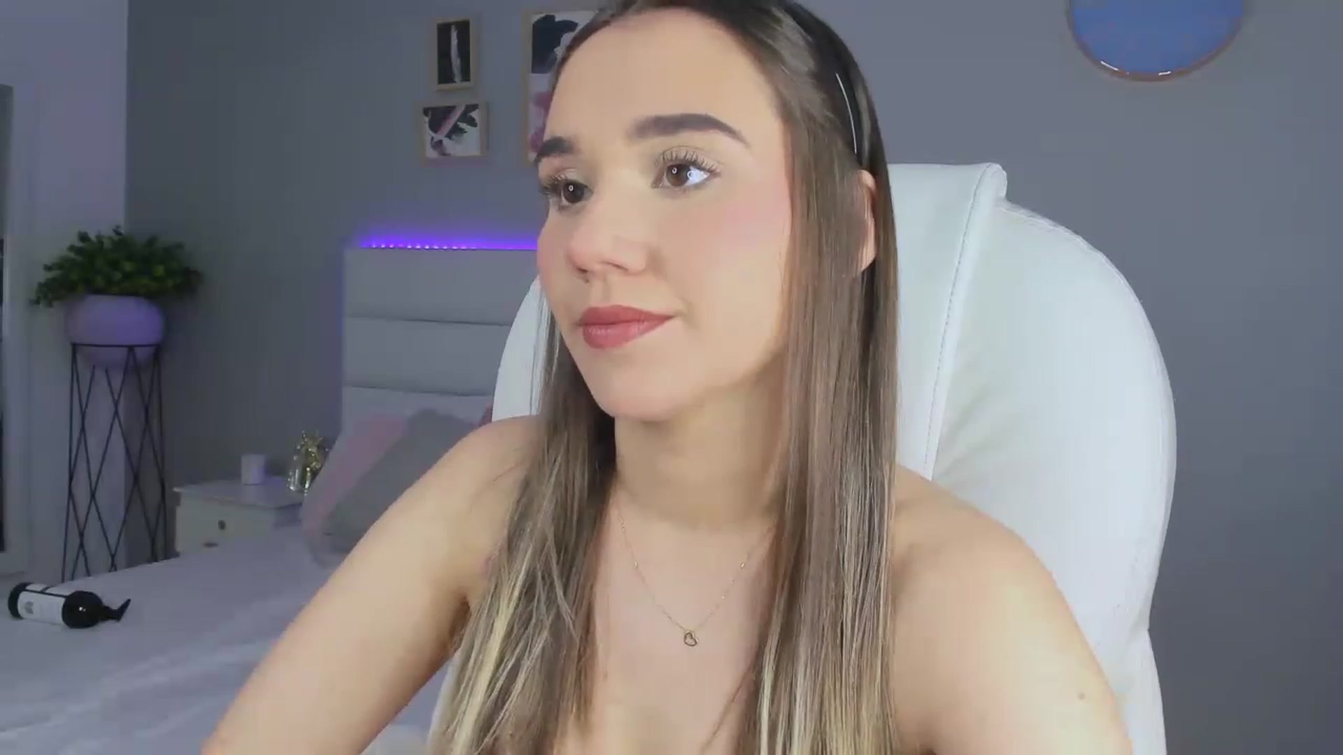 Gallery image thumbnail from Sabrinarey_'s myfreecams stream on, 11/26/2022, 24:32 image 9 of 20