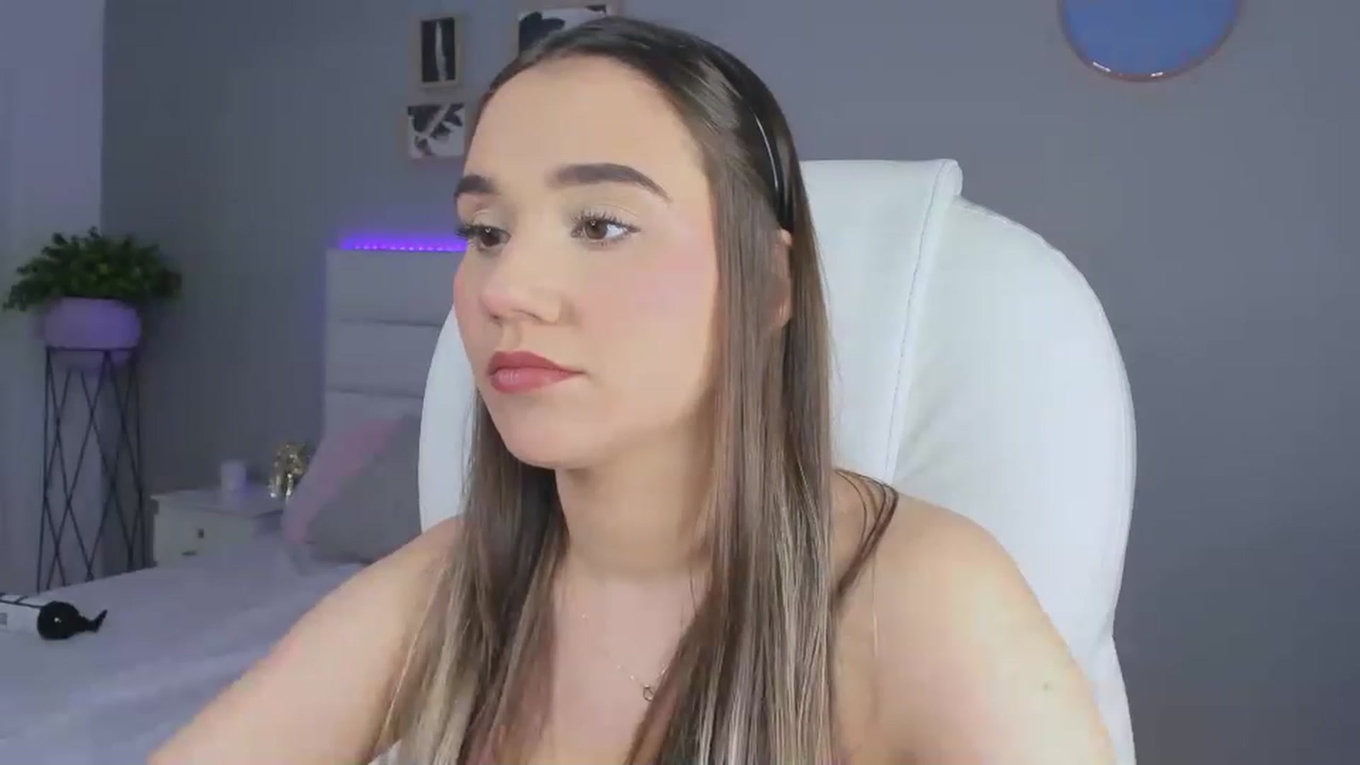 Gallery image thumbnail from Sabrinarey_'s myfreecams stream on, 11/26/2022, 24:32 image 11 of 20