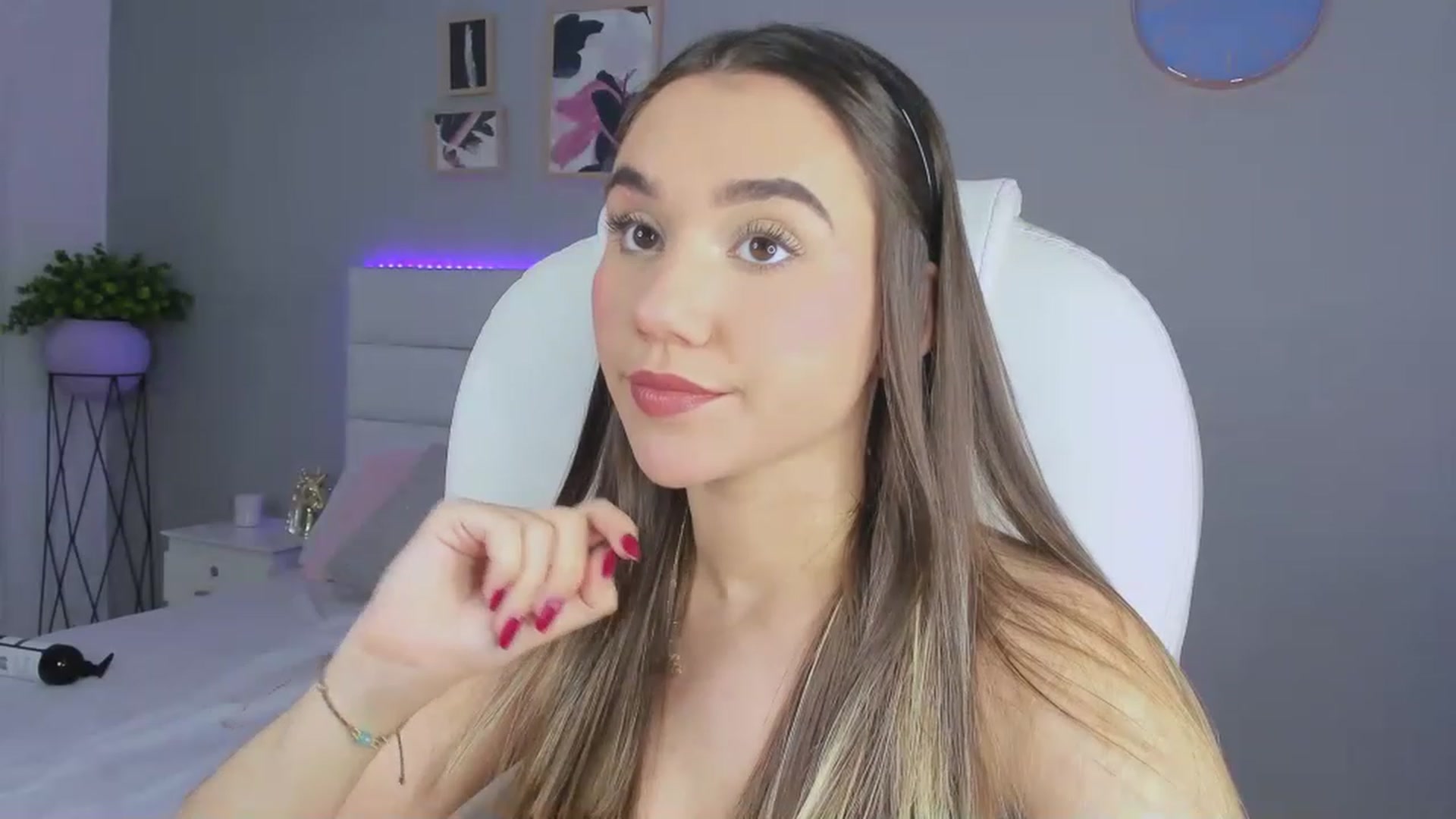 Gallery image thumbnail from Sabrinarey_'s myfreecams stream on, 11/26/2022, 24:32 image 13 of 20