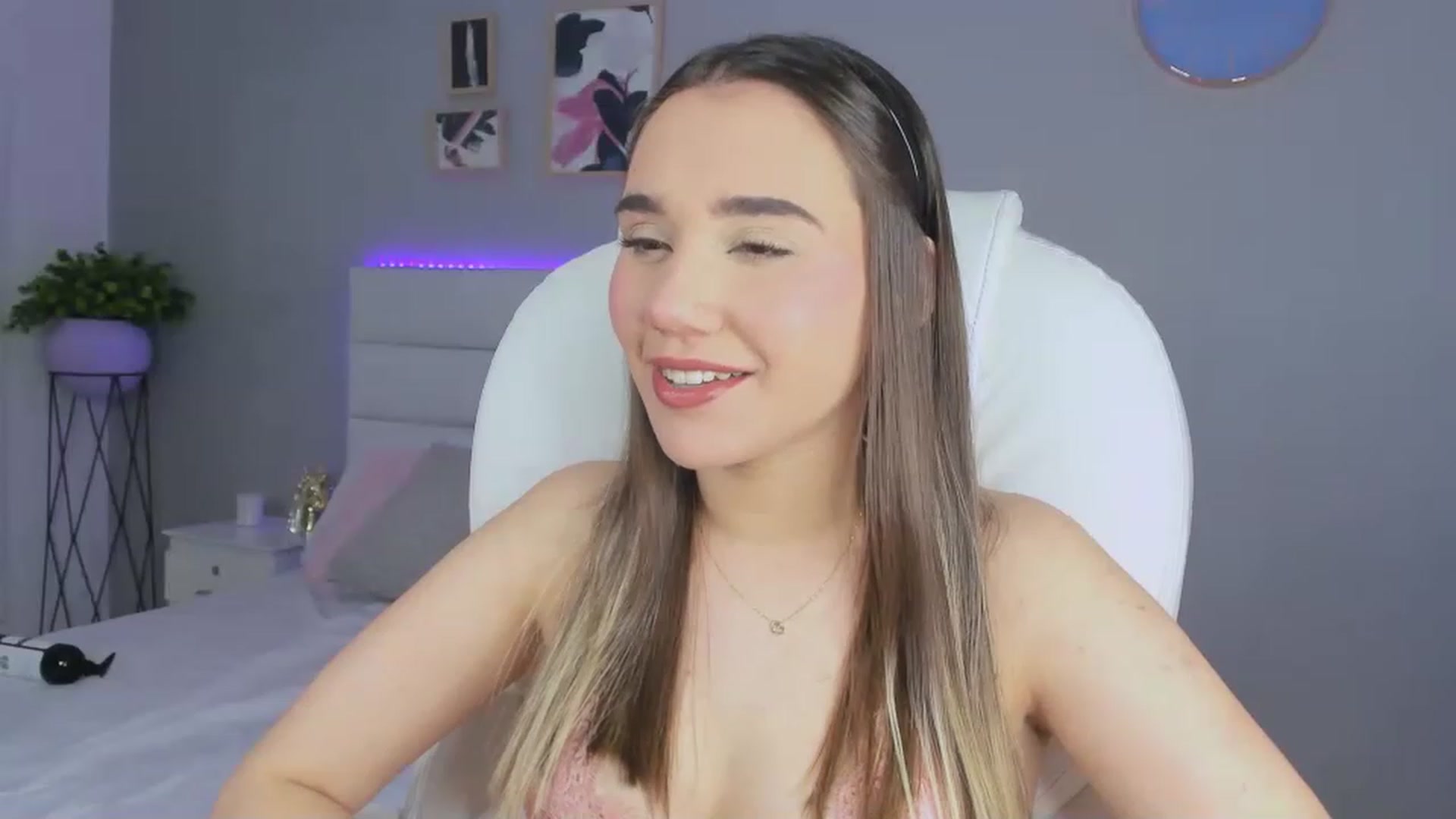 Gallery image thumbnail from Sabrinarey_'s myfreecams stream on, 11/26/2022, 24:32 image 10 of 20