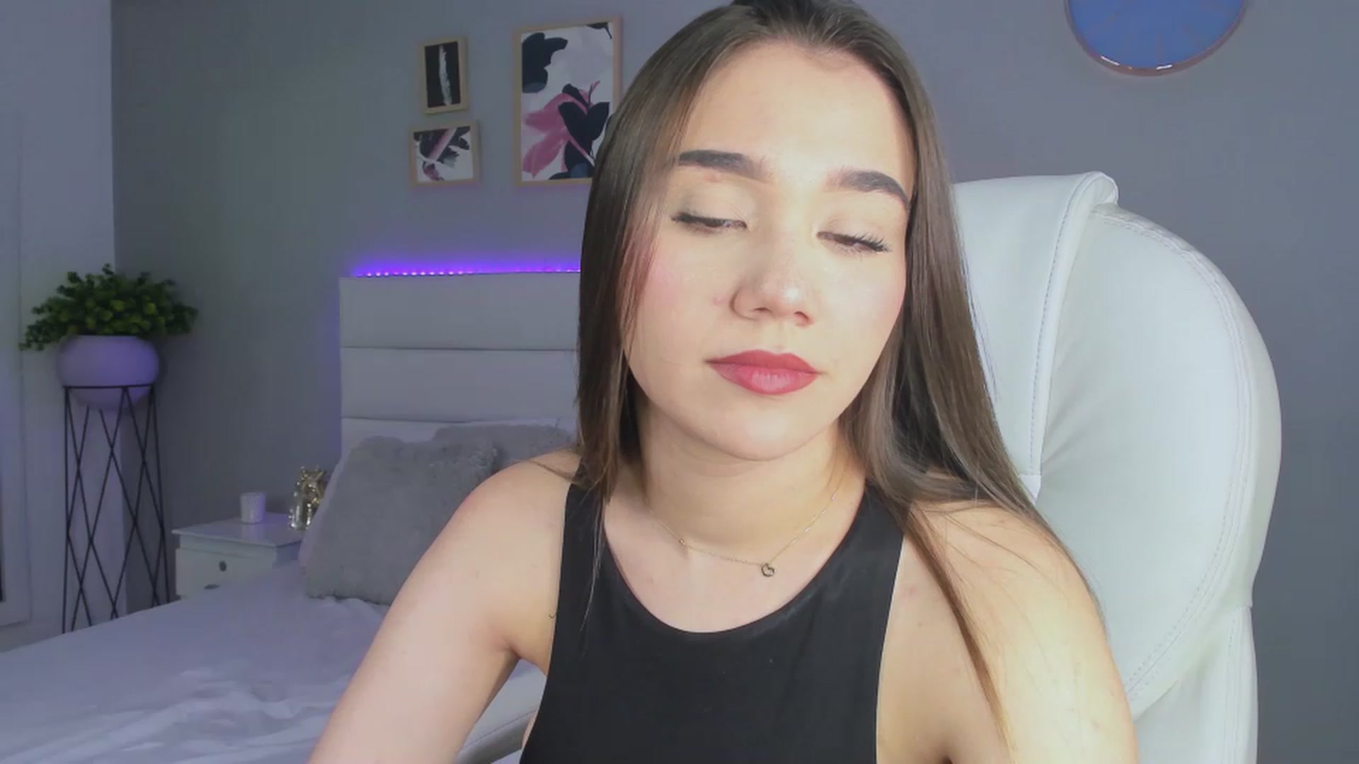 Gallery image thumbnail from Sabrinarey_'s myfreecams stream on, 11/27/2022, 24:08 image 8 of 20