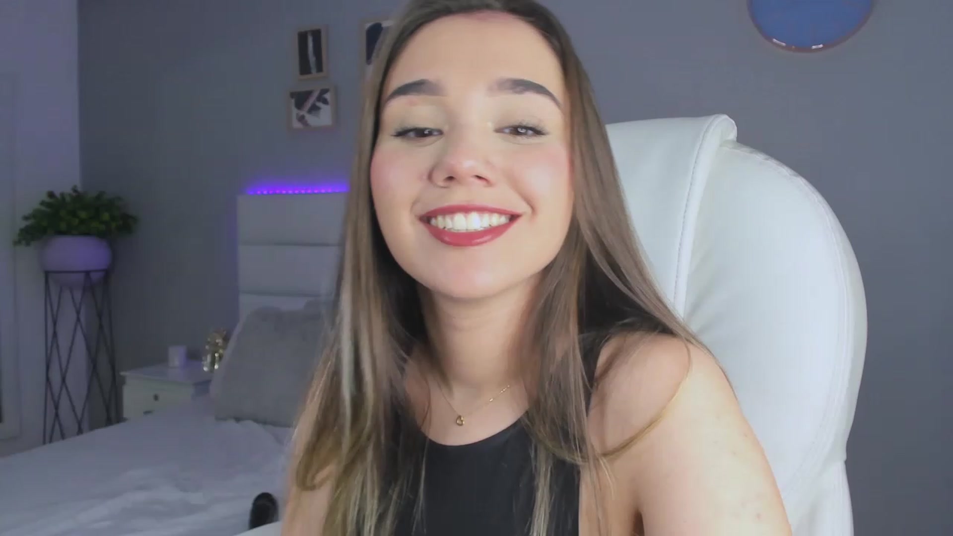 Gallery image thumbnail from Sabrinarey_'s myfreecams stream on, 11/27/2022, 24:08 image 9 of 20