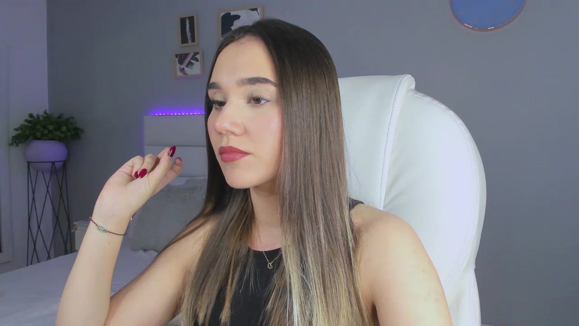 Gallery image thumbnail from Sabrinarey_'s myfreecams stream on, 11/27/2022, 24:08 image 17 of 20