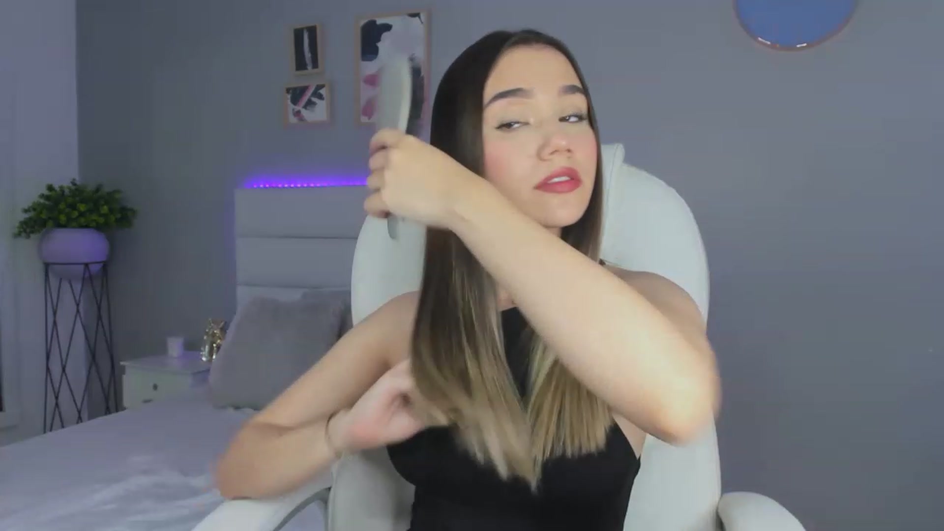 Gallery image thumbnail from Sabrinarey_'s myfreecams stream on, 11/27/2022, 24:08 image 15 of 20