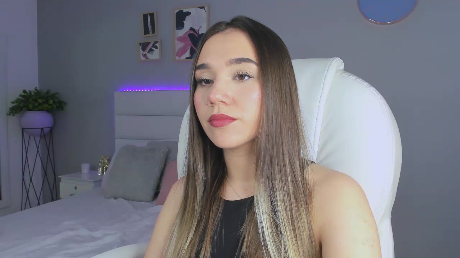Gallery image thumbnail from Sabrinarey_'s myfreecams stream on, 11/27/2022, 24:08 image 16 of 20