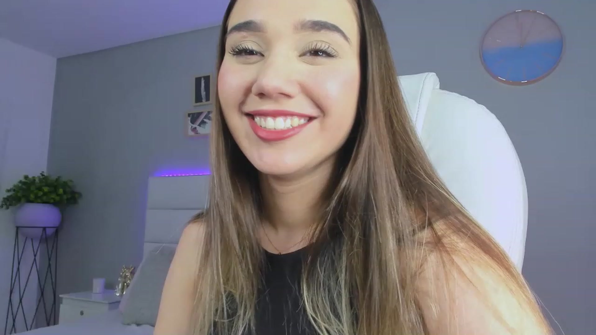 Gallery image thumbnail from Sabrinarey_'s myfreecams stream on, 11/27/2022, 24:49 image 7 of 20