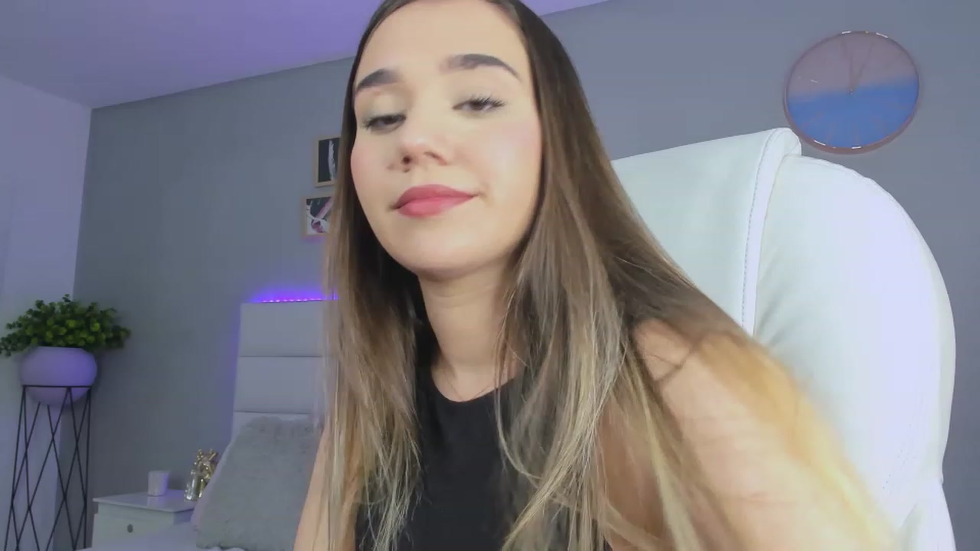 Gallery image thumbnail from Sabrinarey_'s myfreecams stream on, 11/27/2022, 24:49 image 5 of 20