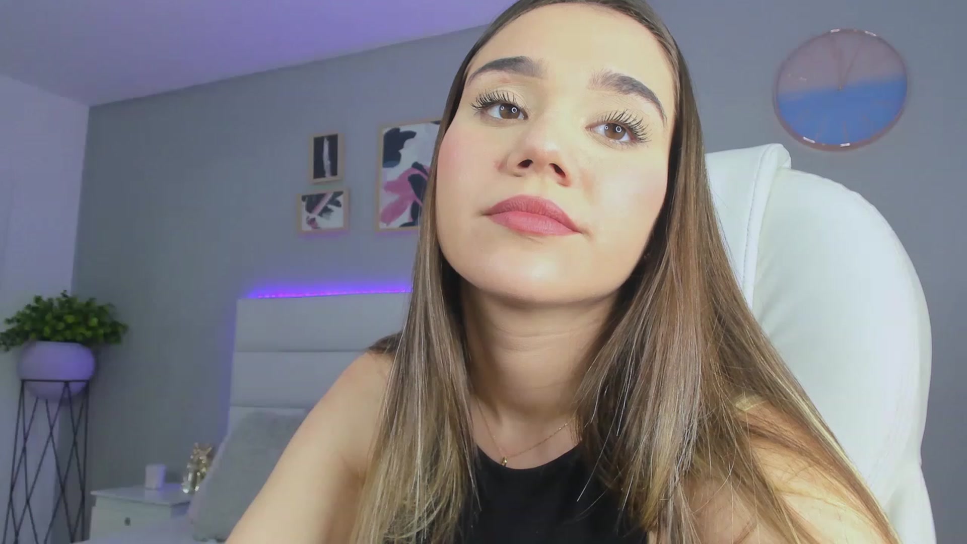 Gallery image thumbnail from Sabrinarey_'s myfreecams stream on, 11/27/2022, 24:49 image 3 of 20