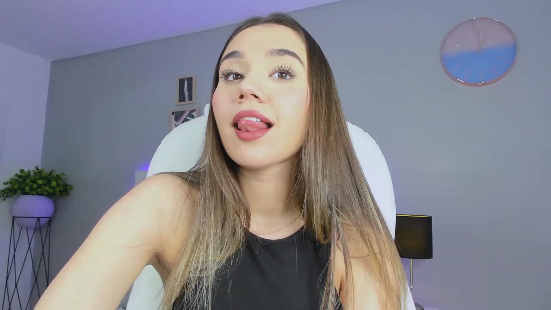 Gallery image thumbnail from Sabrinarey_'s myfreecams stream on, 11/27/2022, 24:49 image 2 of 20