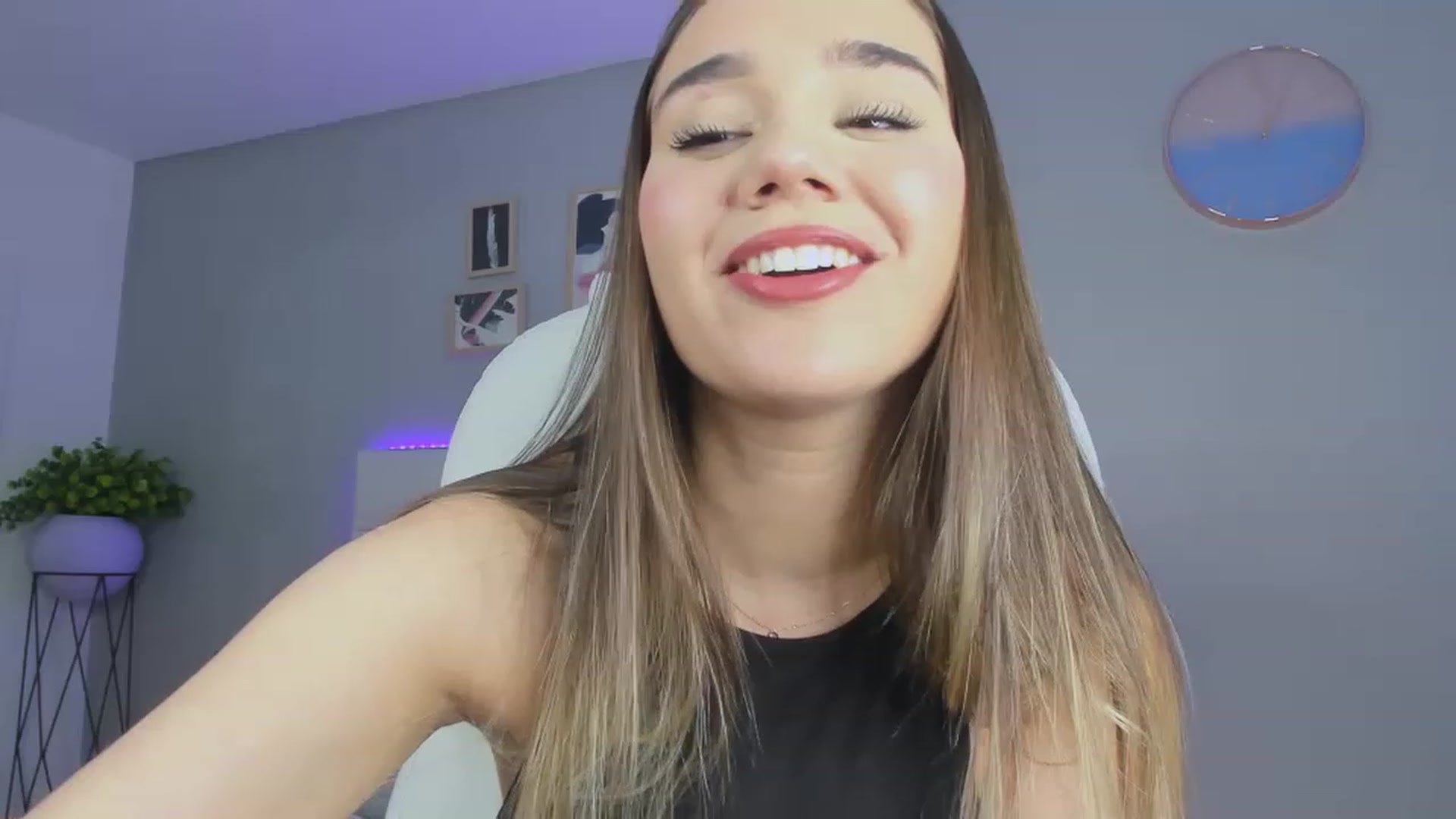 Gallery image thumbnail from Sabrinarey_'s myfreecams stream on, 11/27/2022, 24:49 image 4 of 20