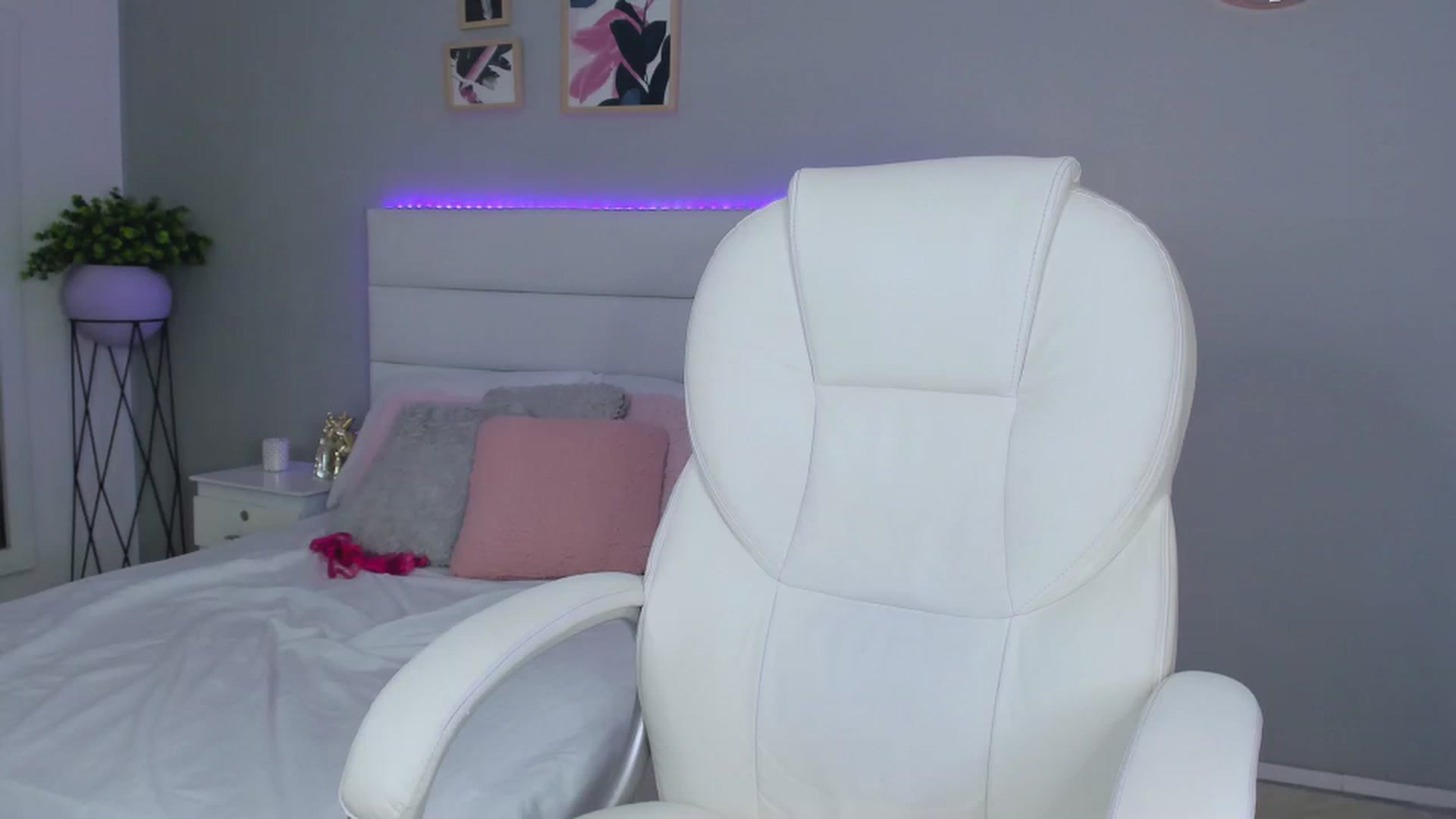 Gallery image thumbnail from Sabrinarey_'s myfreecams stream on, 11/27/2022, 21:22 image 7 of 20
