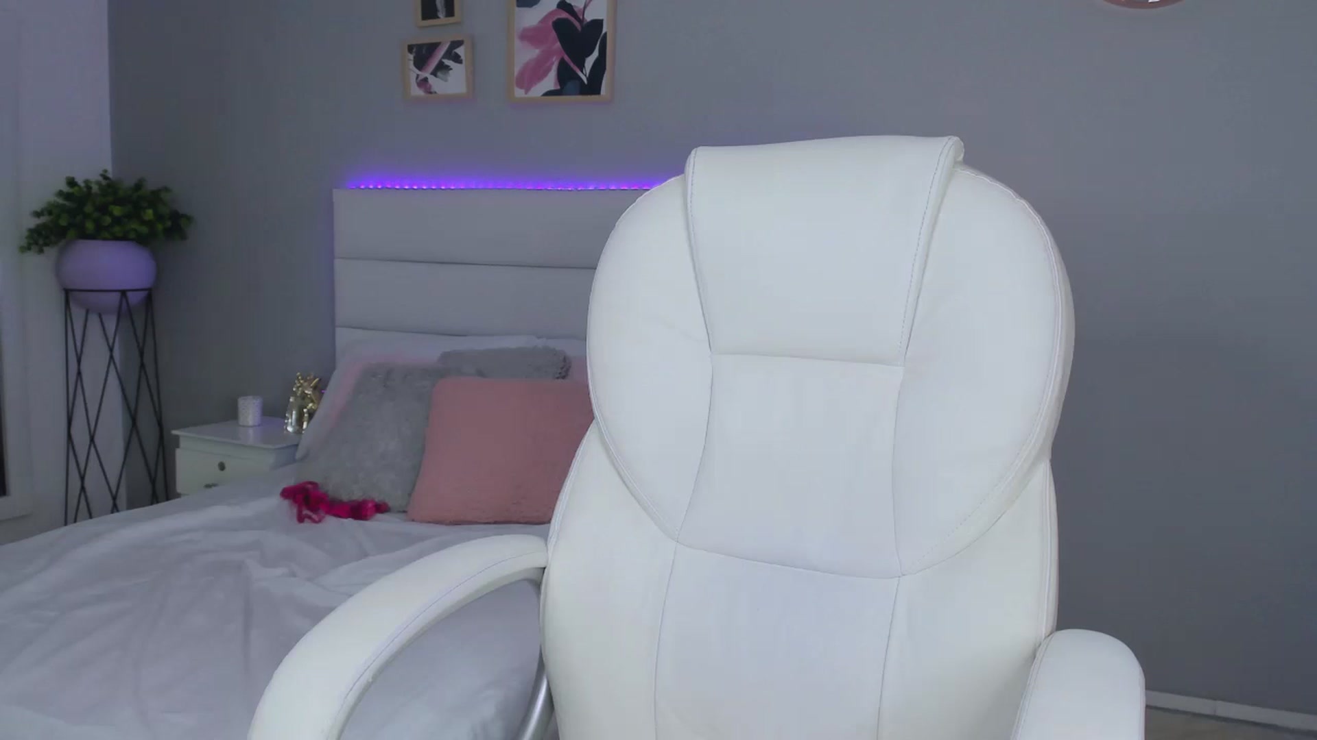 Gallery image thumbnail from Sabrinarey_'s myfreecams stream on, 11/27/2022, 21:22 image 6 of 20