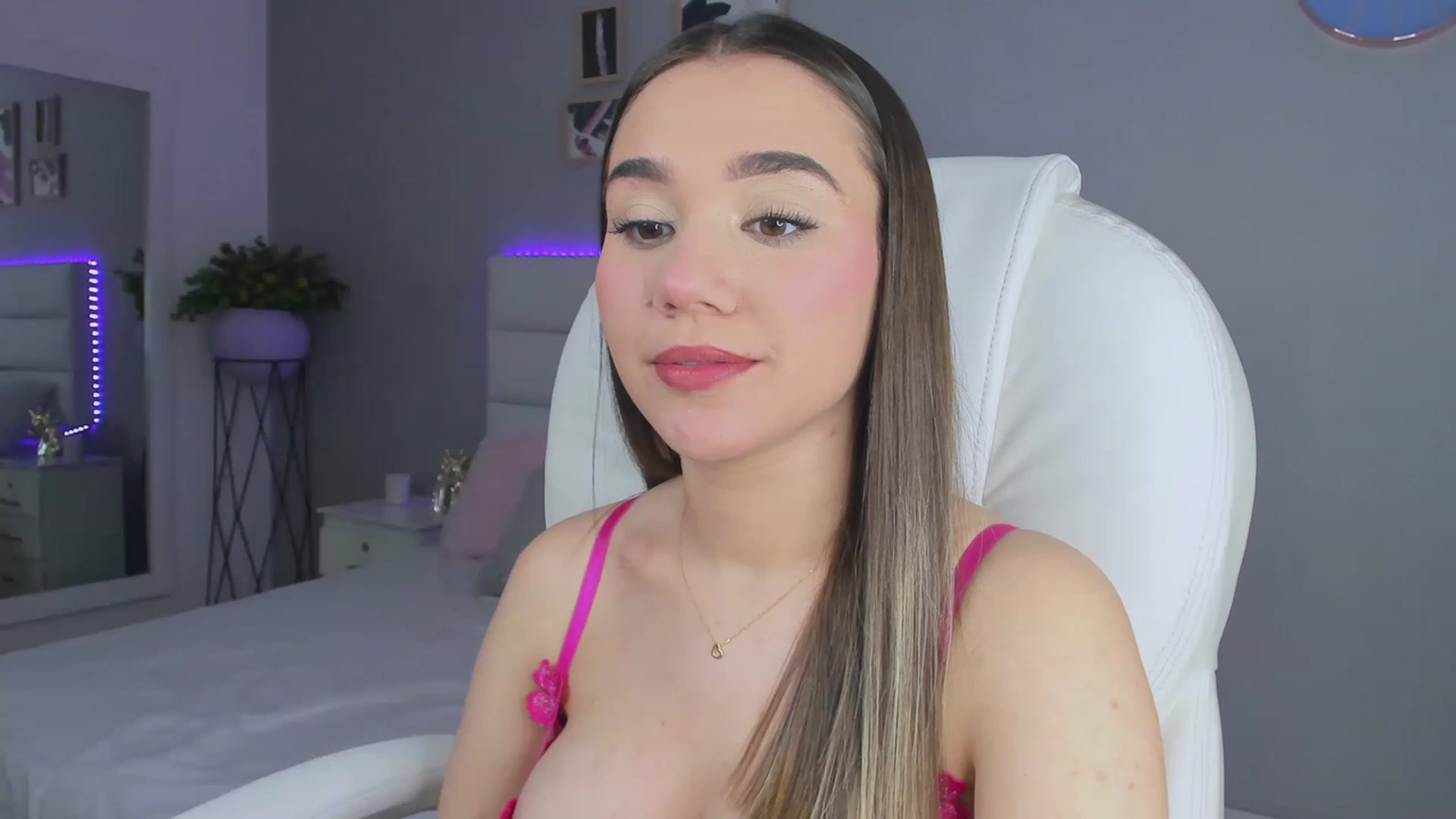 Gallery image thumbnail from Sabrinarey_'s myfreecams stream on, 11/27/2022, 23:57 image 7 of 20