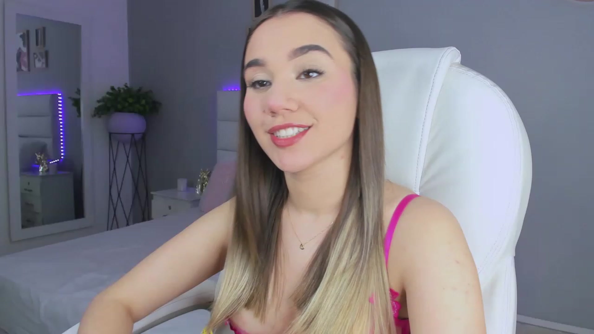 Gallery image thumbnail from Sabrinarey_'s myfreecams stream on, 11/27/2022, 23:57 image 10 of 20