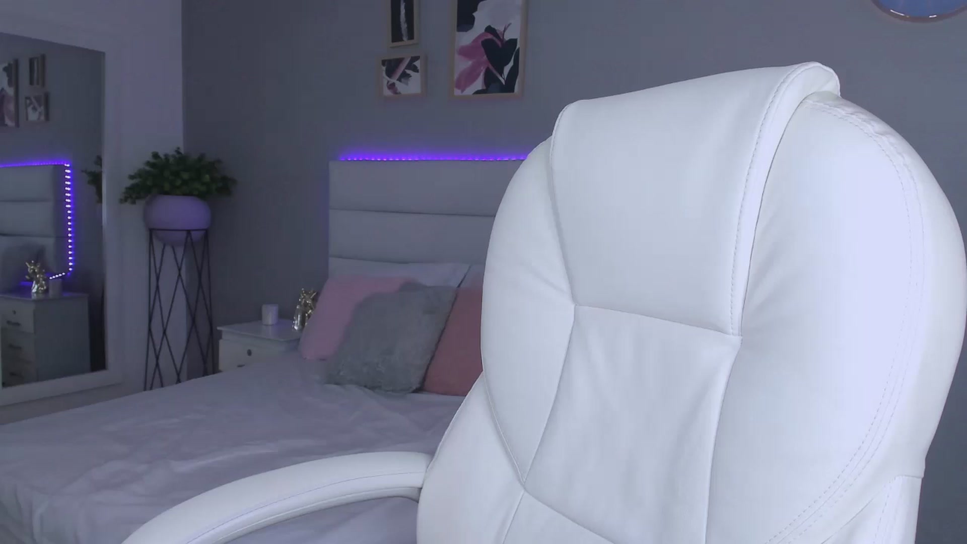 Gallery image thumbnail from Sabrinarey_'s myfreecams stream on, 11/28/2022, 01:42 image 10 of 20