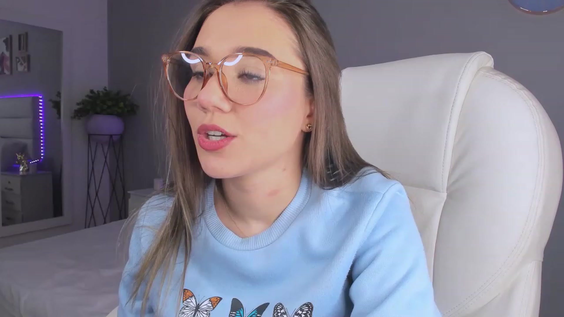 Gallery image thumbnail from Sabrinarey_'s myfreecams stream on, 11/28/2022, 01:42 image 16 of 20