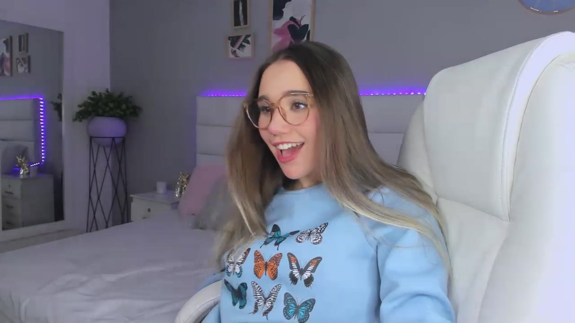 Gallery image thumbnail from Sabrinarey_'s myfreecams stream on, 11/28/2022, 01:42 image 19 of 20