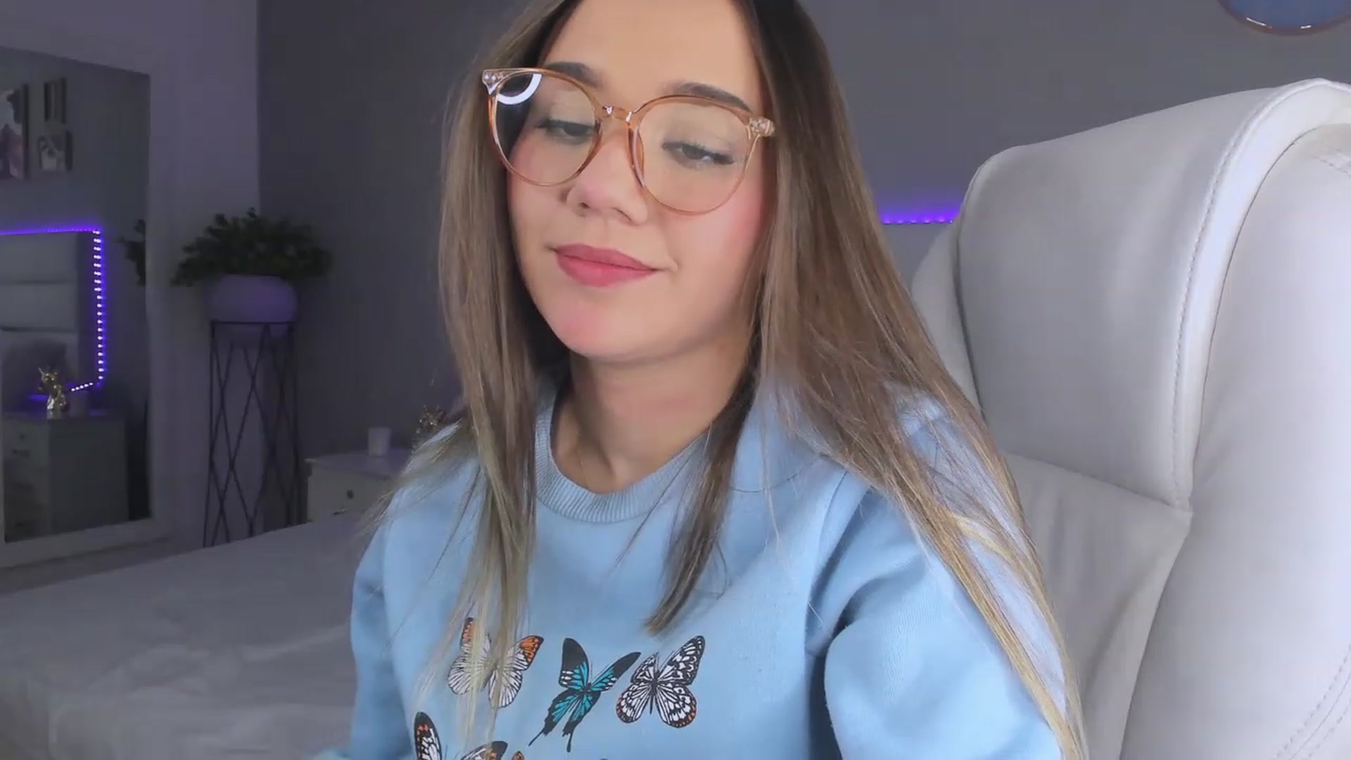 Gallery image thumbnail from Sabrinarey_'s myfreecams stream on, 11/28/2022, 01:42 image 17 of 20