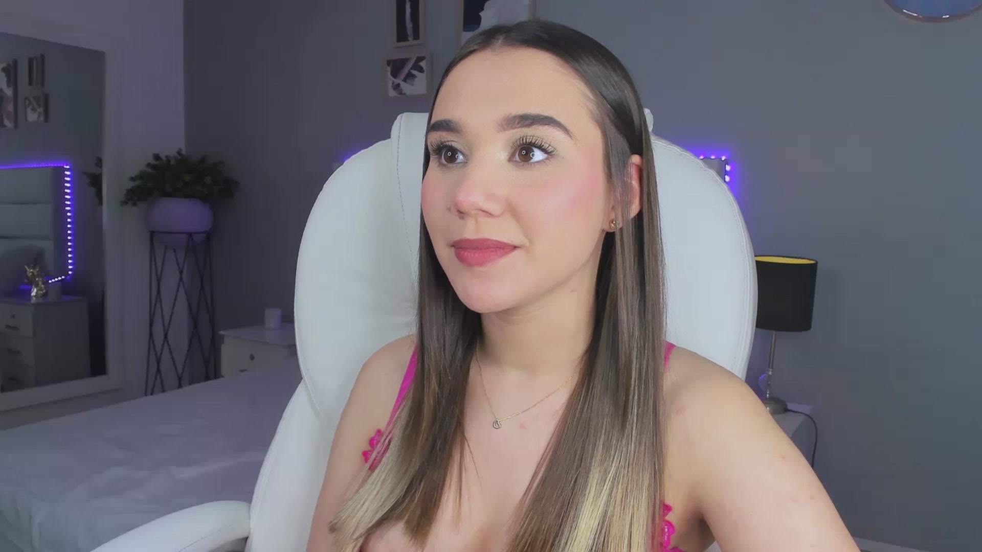 Gallery image thumbnail from Sabrinarey_'s myfreecams stream on, 11/28/2022, 01:42 image 4 of 20