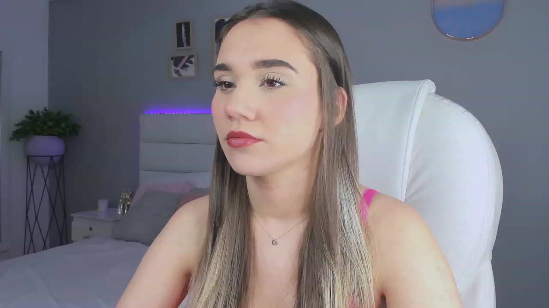 Gallery image thumbnail from Sabrinarey_'s myfreecams stream on, 11/28/2022, 21:07 image 15 of 20