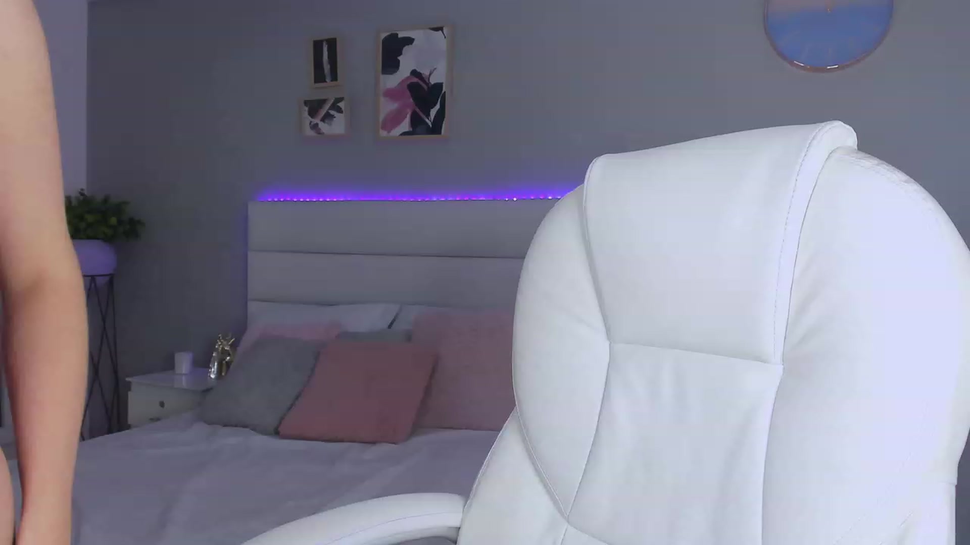 Gallery image thumbnail from Sabrinarey_'s myfreecams stream on, 11/28/2022, 21:07 image 17 of 20