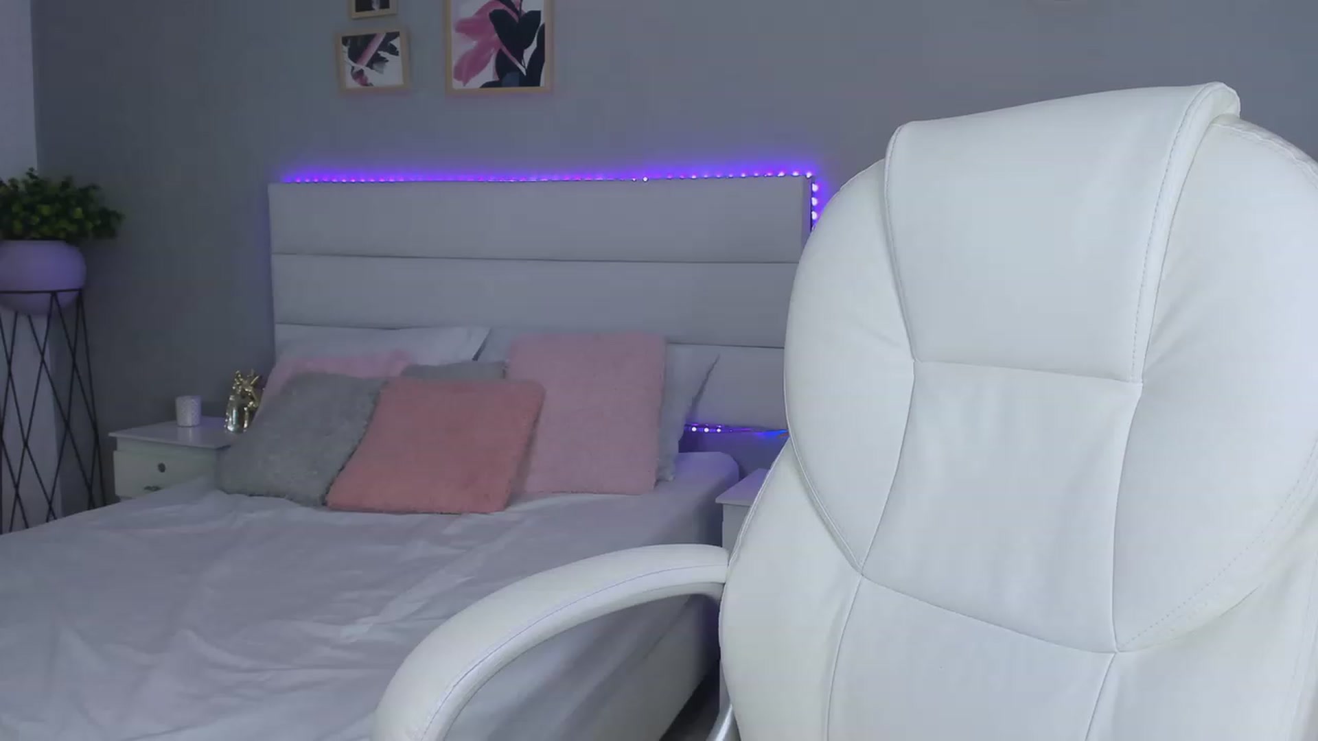 Gallery image thumbnail from Sabrinarey_'s myfreecams stream on, 11/28/2022, 21:32 image 6 of 20