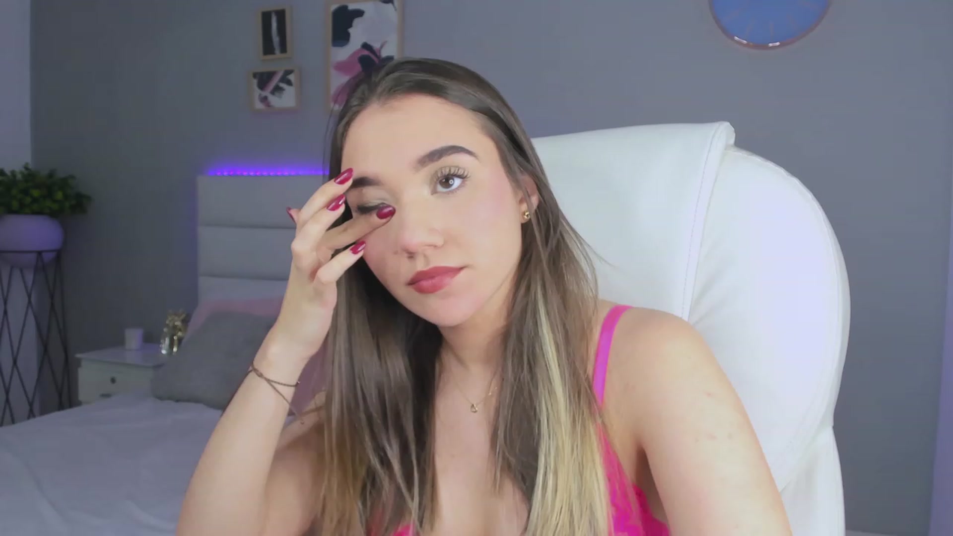 Gallery image thumbnail from Sabrinarey_'s myfreecams stream on, 11/28/2022, 21:32 image 1 of 20