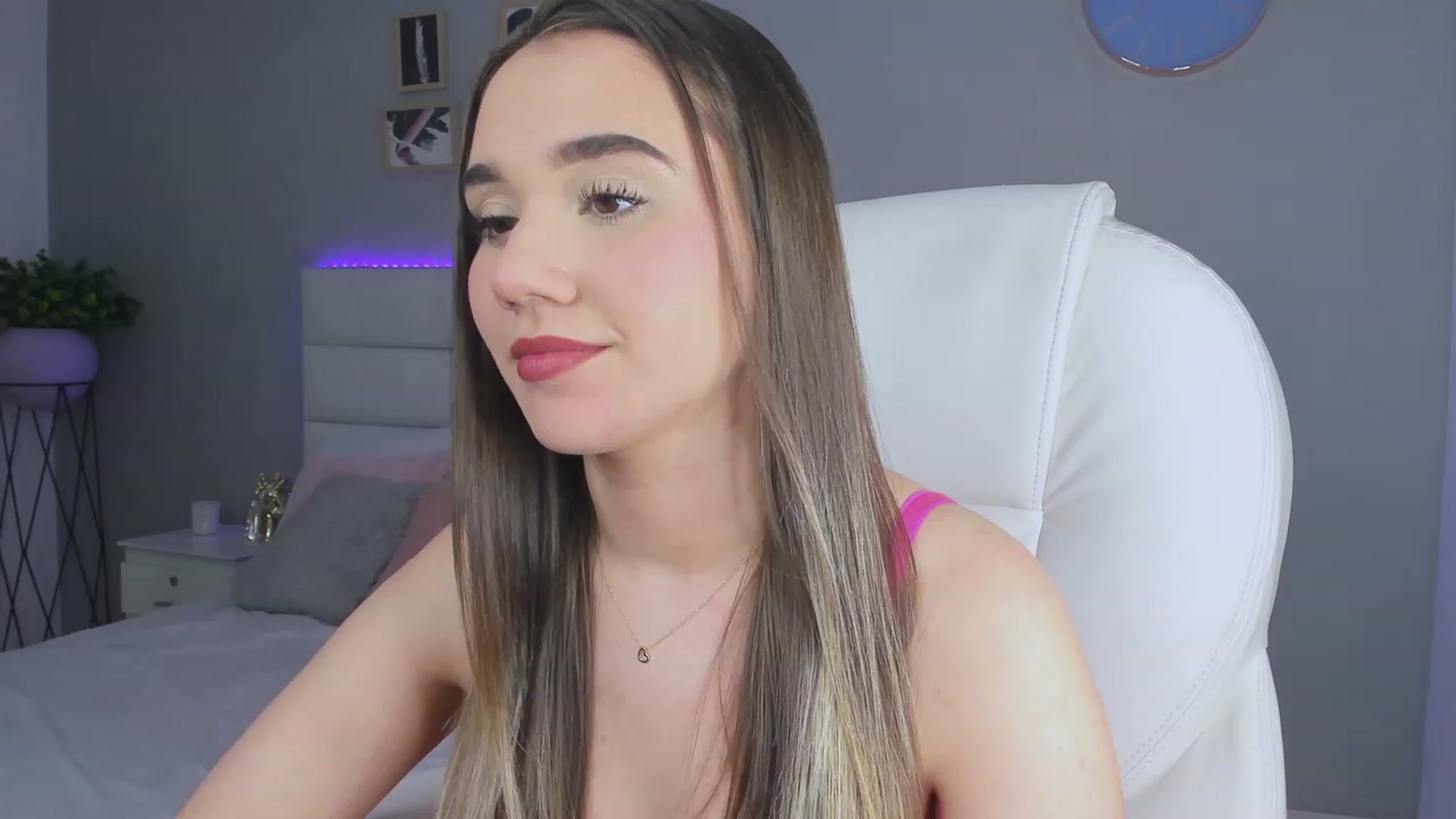 Gallery image thumbnail from Sabrinarey_'s myfreecams stream on, 11/28/2022, 21:32 image 2 of 20