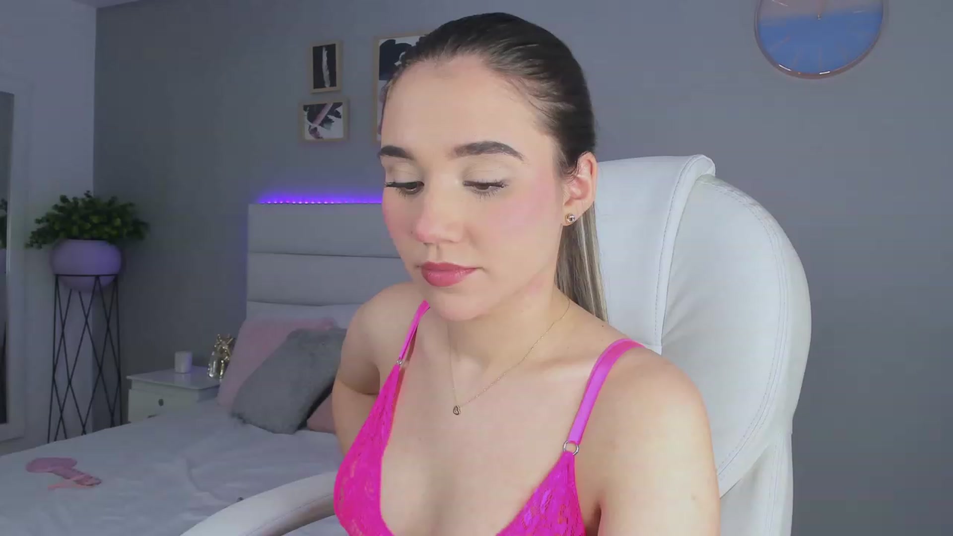 Gallery image thumbnail from Sabrinarey_'s myfreecams stream on, 11/29/2022, 01:01 image 2 of 20