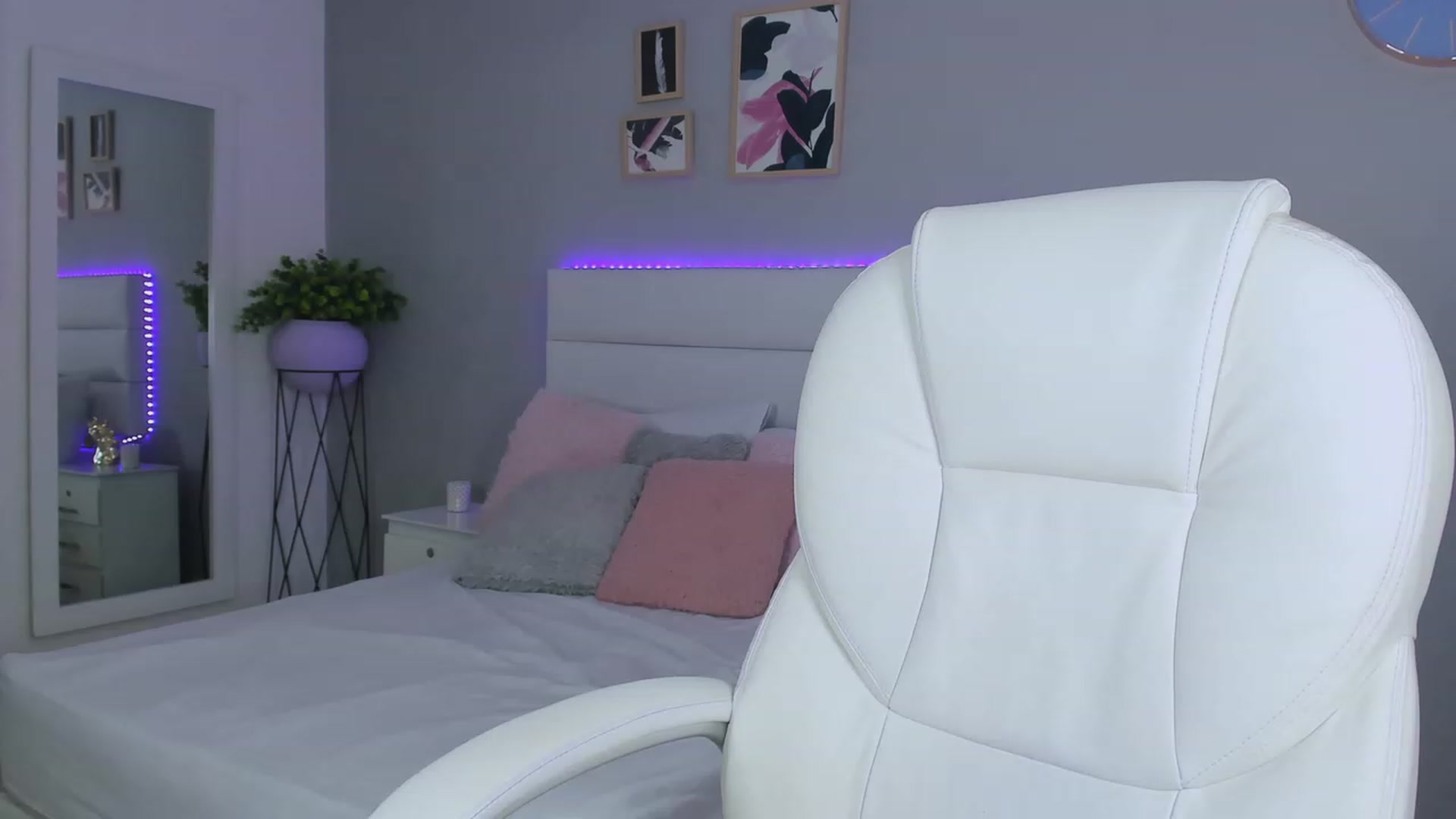 Gallery image thumbnail from Sabrinarey_'s myfreecams stream on, 11/30/2022, 21:32 image 17 of 20