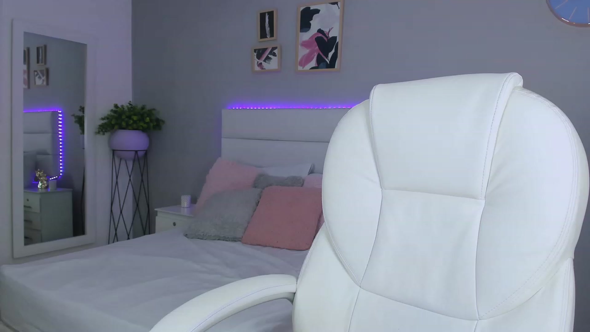 Gallery image thumbnail from Sabrinarey_'s myfreecams stream on, 11/30/2022, 21:32 image 18 of 20