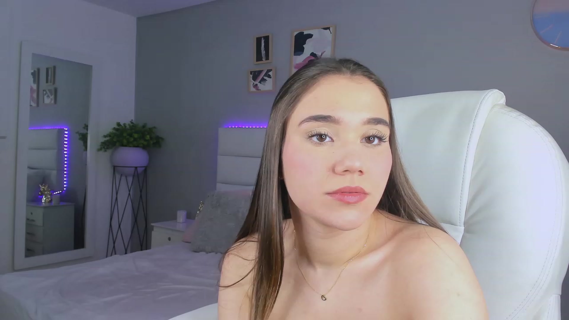 Gallery image thumbnail from Sabrinarey_'s myfreecams stream on, 12/01/2022, 24:37 image 17 of 20