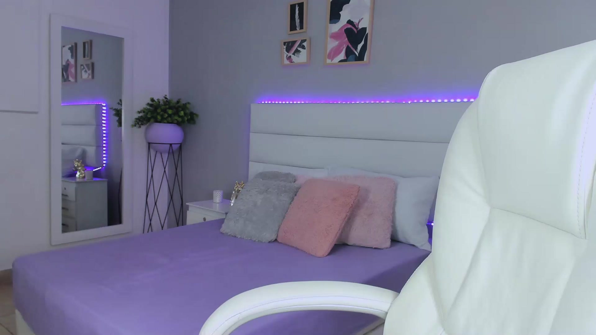 Gallery image thumbnail from Sabrinarey_'s myfreecams stream on, 12/16/2022, 15:39 image 1 of 20
