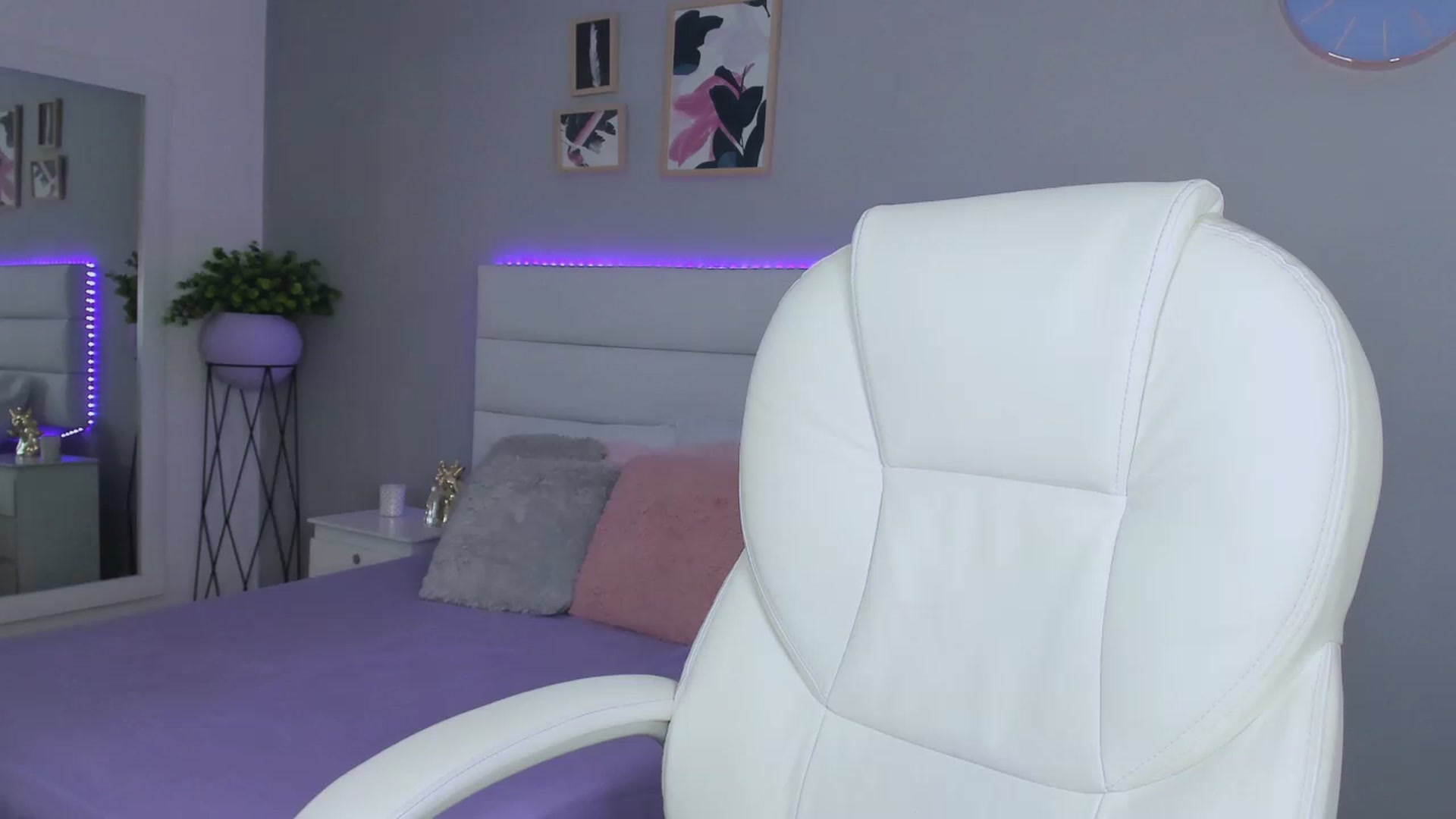 Gallery image thumbnail from Sabrinarey_'s myfreecams stream on, 12/16/2022, 15:39 image 14 of 20