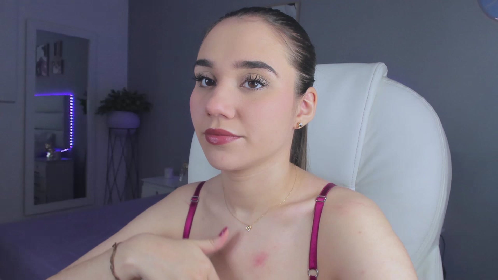 Gallery image thumbnail from Sabrinarey_'s myfreecams stream on, 12/16/2022, 15:39 image 3 of 20