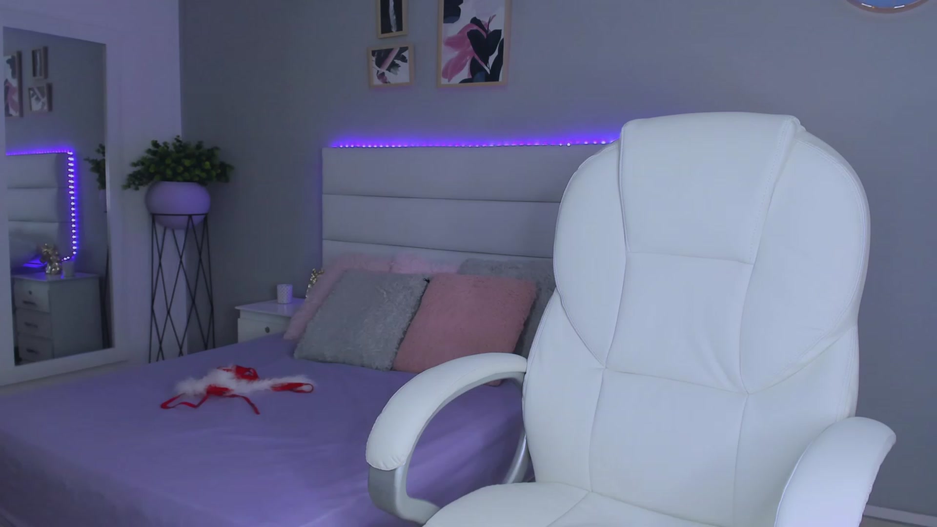 Gallery image thumbnail from Sabrinarey_'s myfreecams stream on, 12/24/2022, 20:35 image 6 of 20