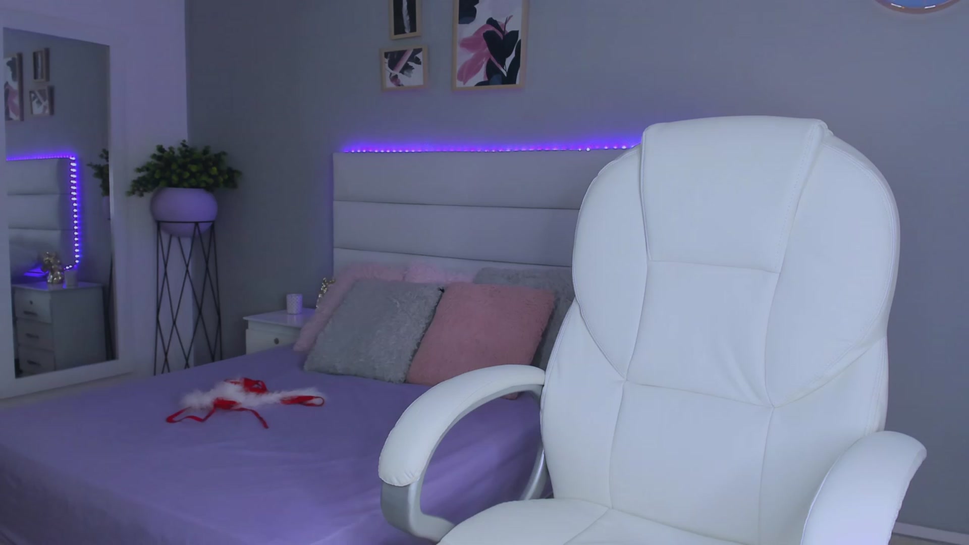 Gallery image thumbnail from Sabrinarey_'s myfreecams stream on, 12/24/2022, 20:35 image 9 of 20