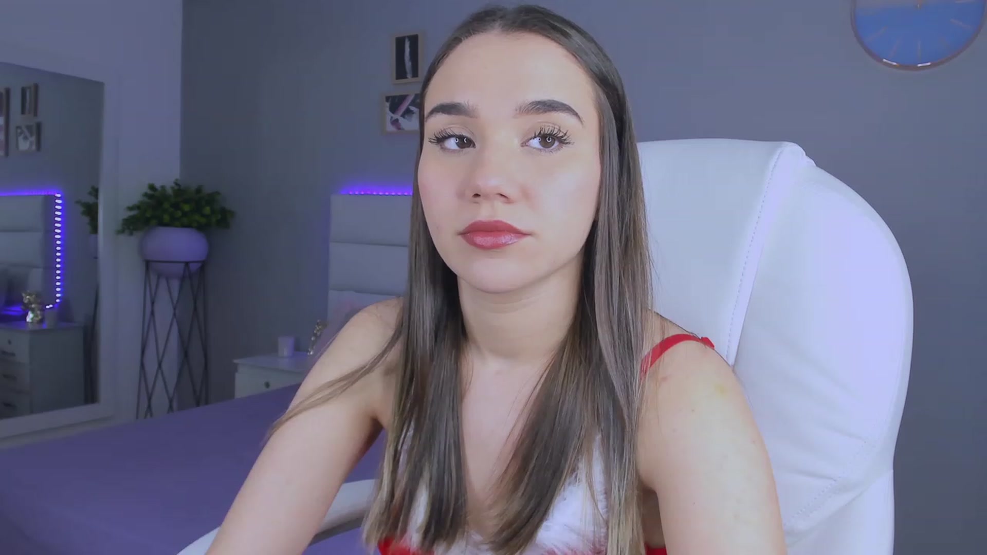 Gallery image thumbnail from Sabrinarey_'s myfreecams stream on, 12/25/2022, 16:46 image 8 of 20