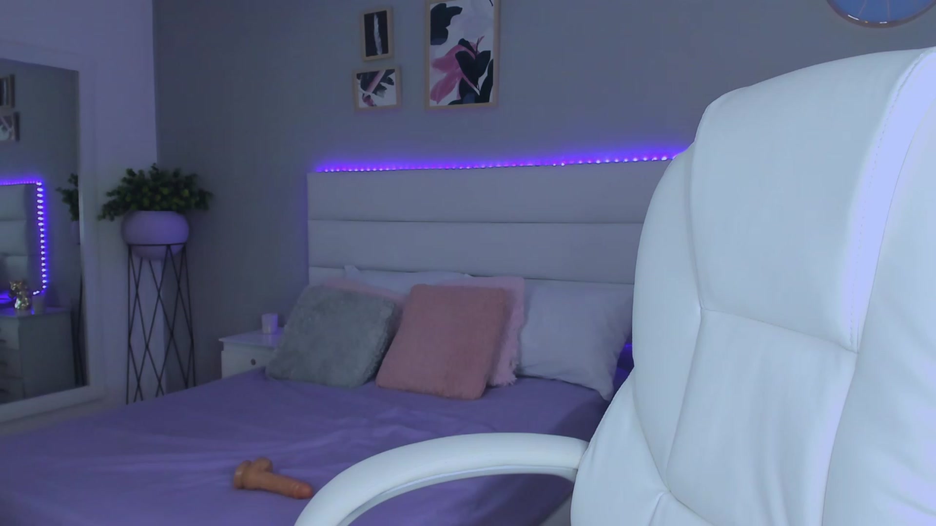 Gallery image thumbnail from Sabrinarey_'s myfreecams stream on, 12/29/2022, 01:02 image 17 of 20